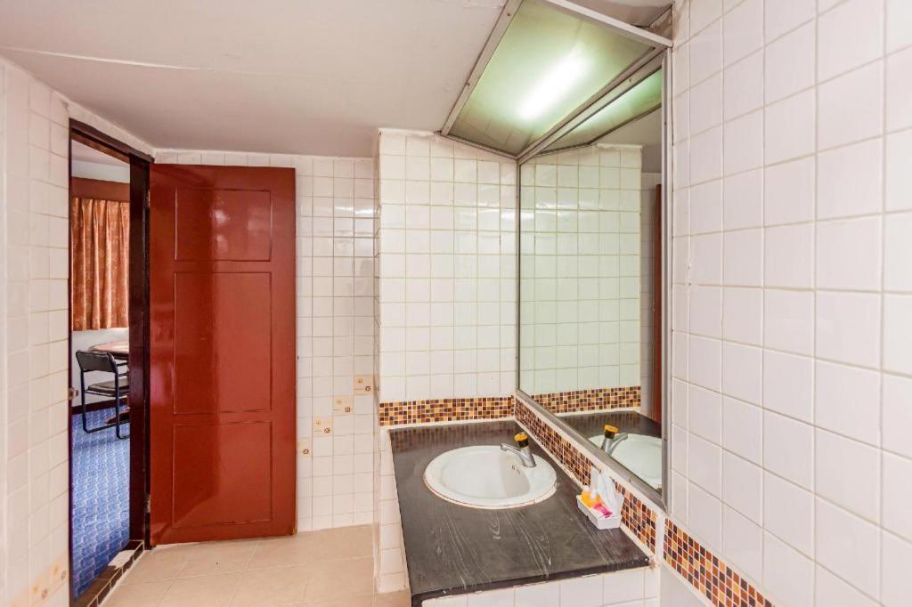 Oyo 441 Grand Thara Hotel Surat Thani Exterior foto